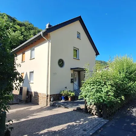 Bachgefluester アパート *